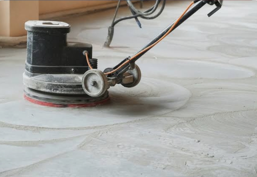 Maschine schleift einen Betonboden — FANI GmbH bei der Arbeit